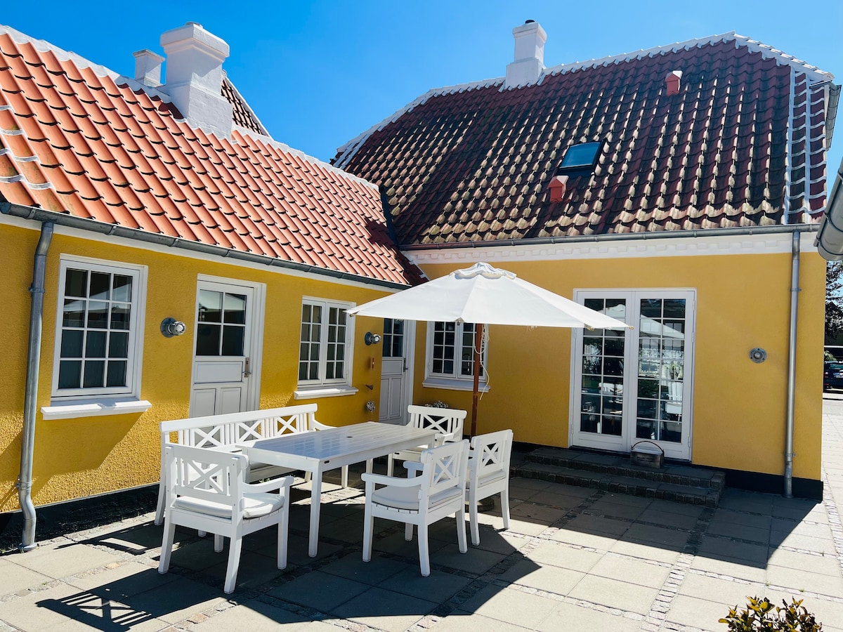 Markvej上的舒适历史悠久的黄色房子