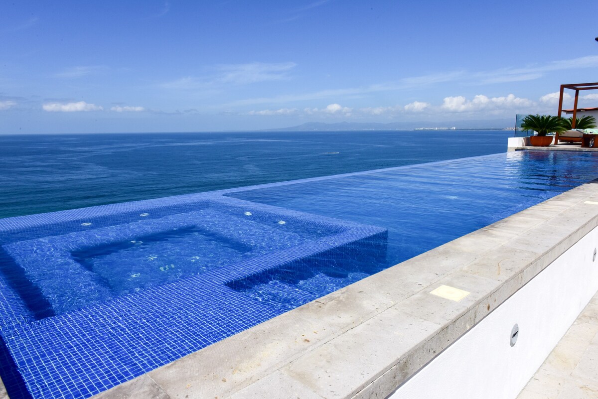 Beach Front Penthouse Ocean View Pool & Gym-OnSite