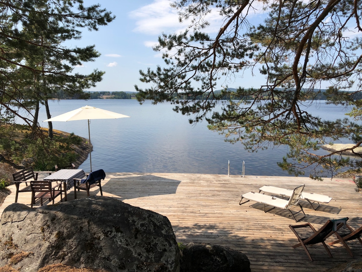 Sommarhus med solig sjötomt i Dalarna