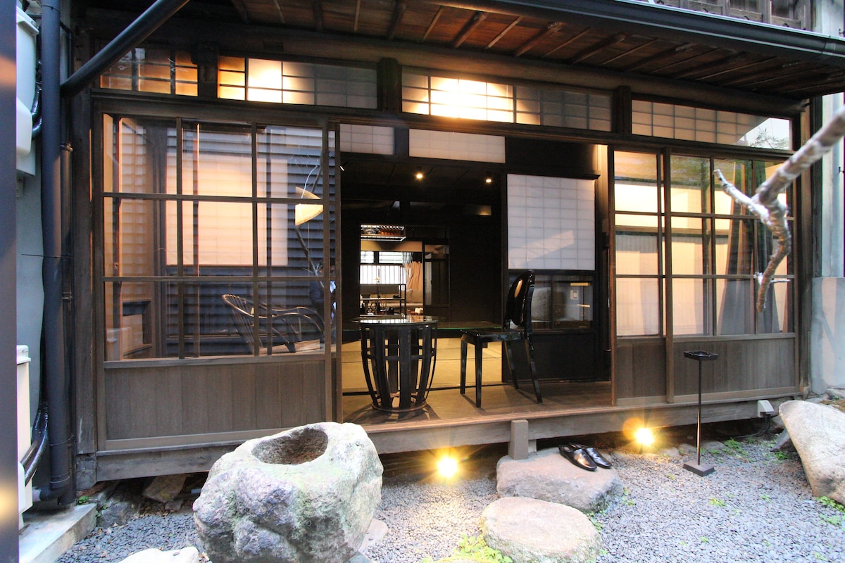 一间客房，传达一栋古老的日式房子，由一栋88年历史的大阪nagaya装修