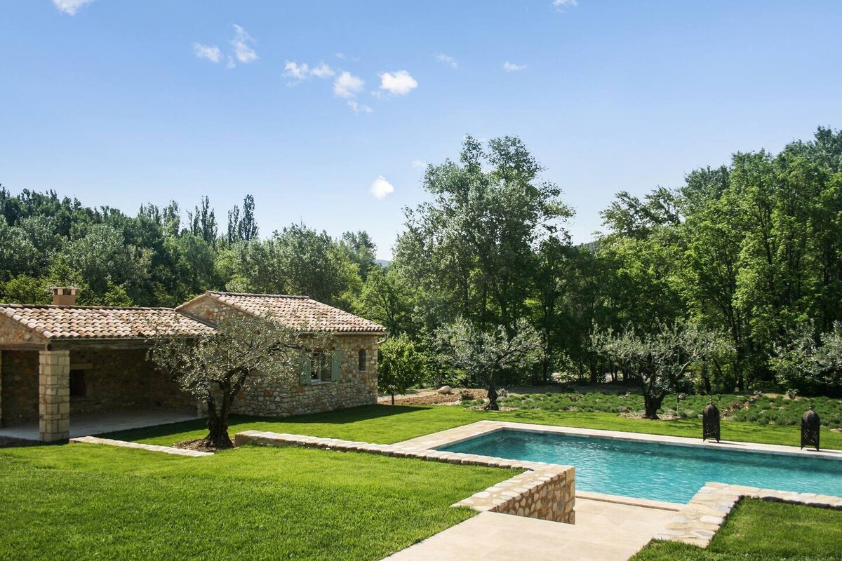 Spacious Provence villa in 4 hectares of land