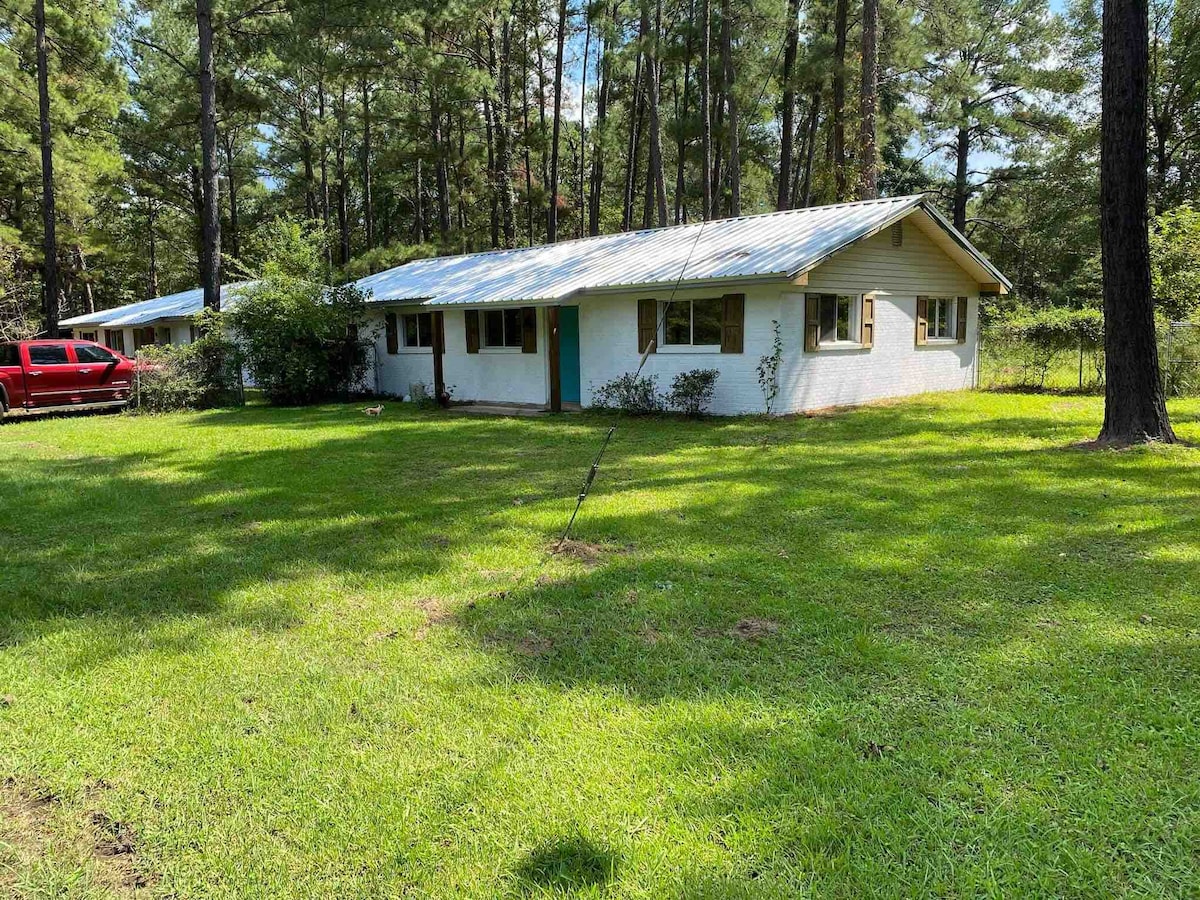 Lake Sam Rayburn 2 bedroom brick home.