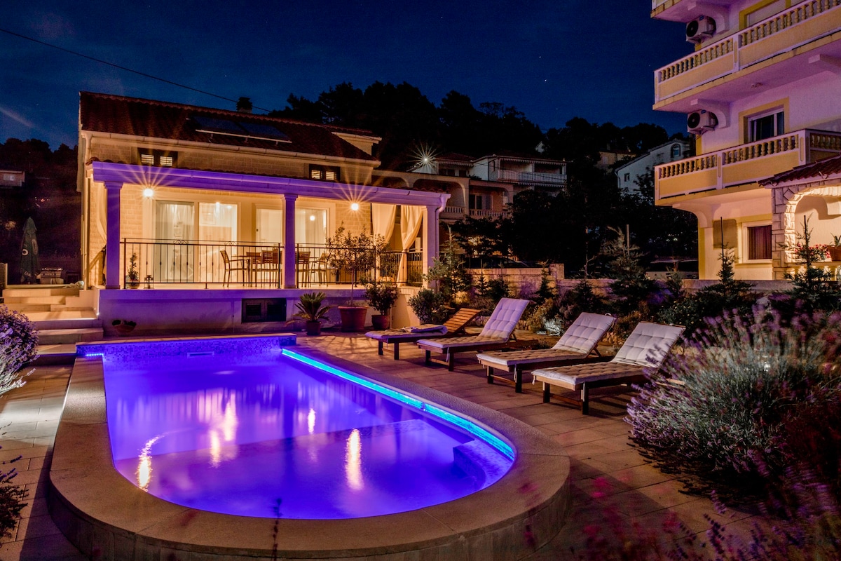 带泳池的贝拉别墅（ Villa Bella ） ，靠近市区和海滩