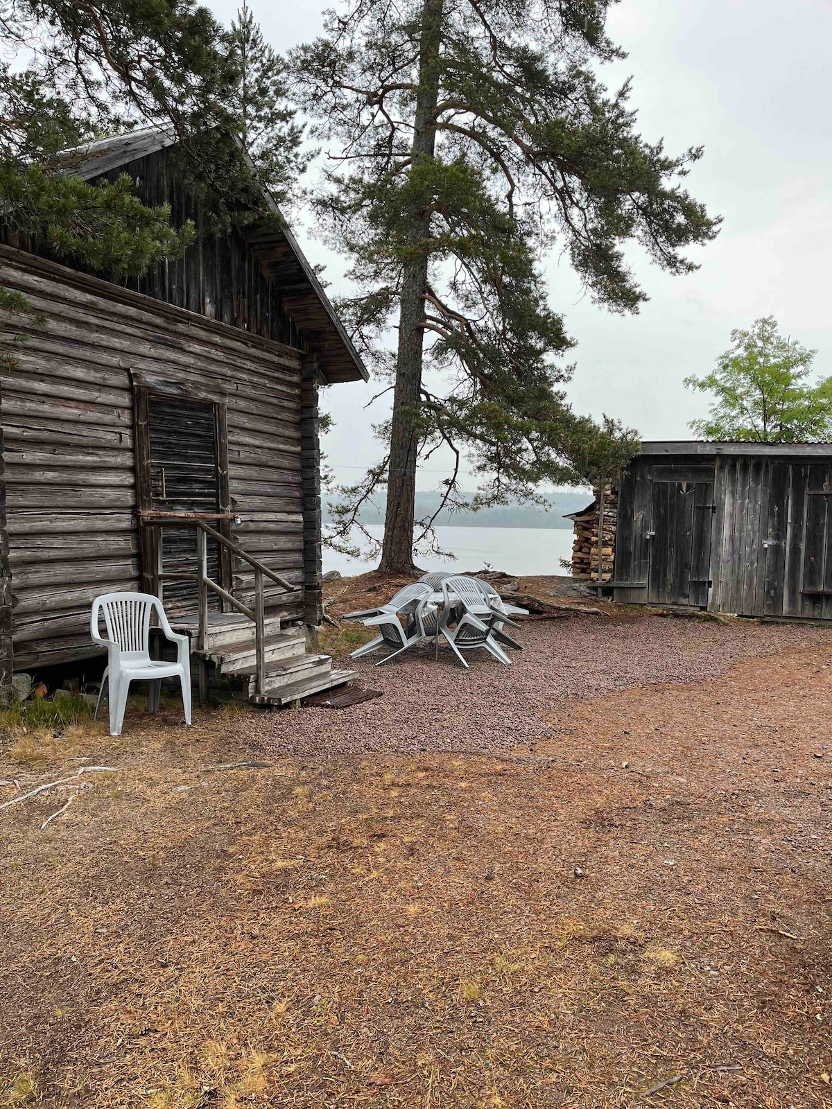 带壁炉的简单小屋，湖边的私人位置。