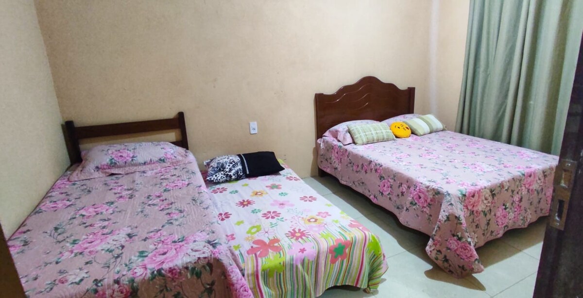 舒适的房源，配有3张小号双人床和1张折叠床。