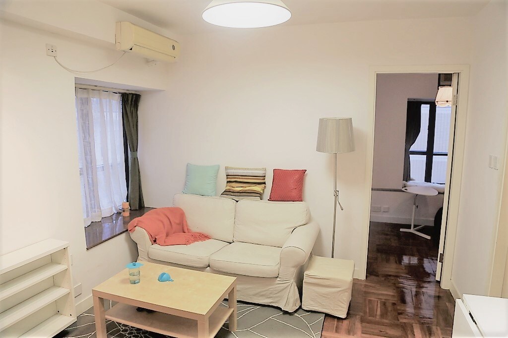 位置绝佳的湾仔城央公寓     Spacious apartment in Wanchai