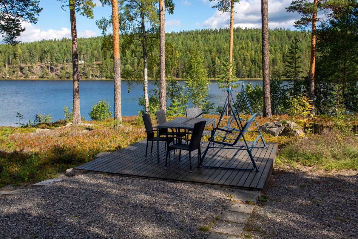 Rustic cabin at south end of Finnskogen