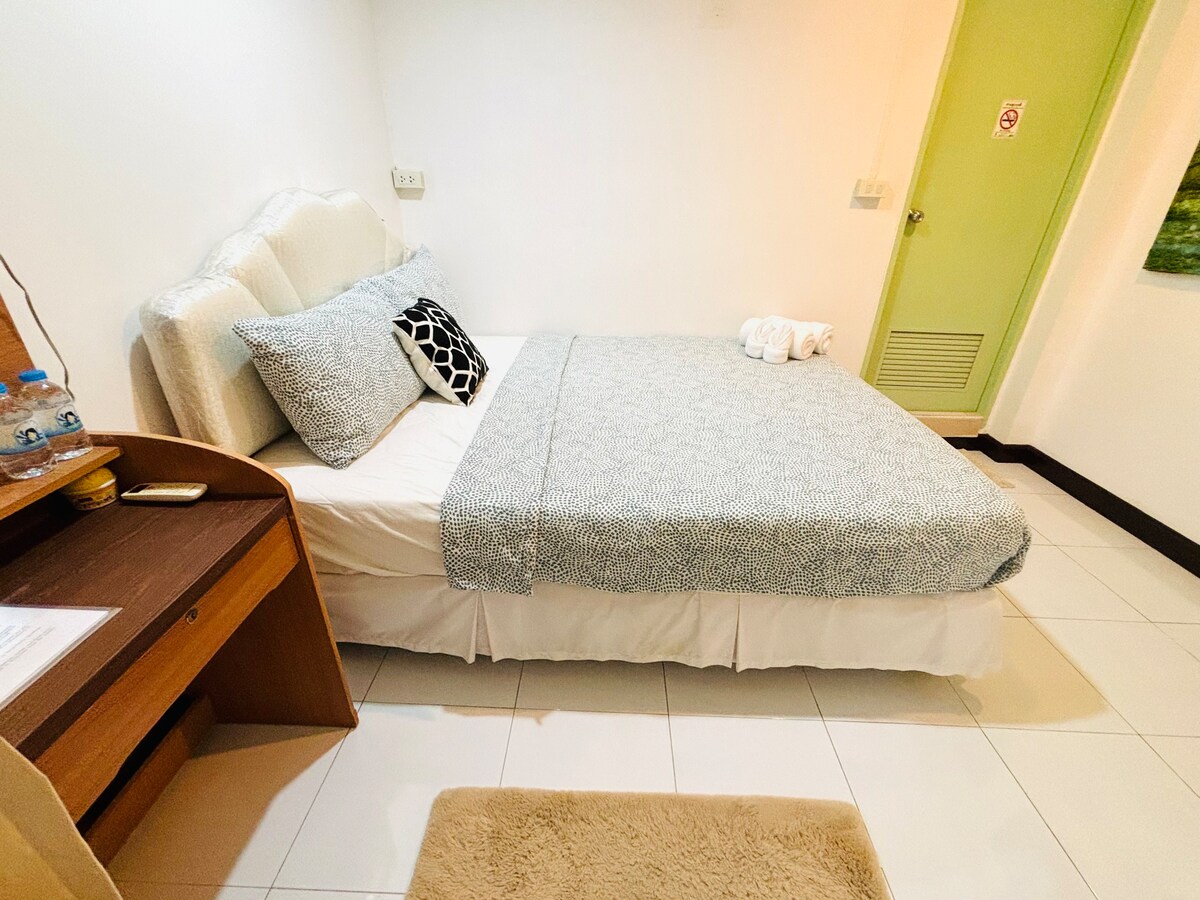 Double bed&attached bath- ASOKE BTS/MRT walk 5min