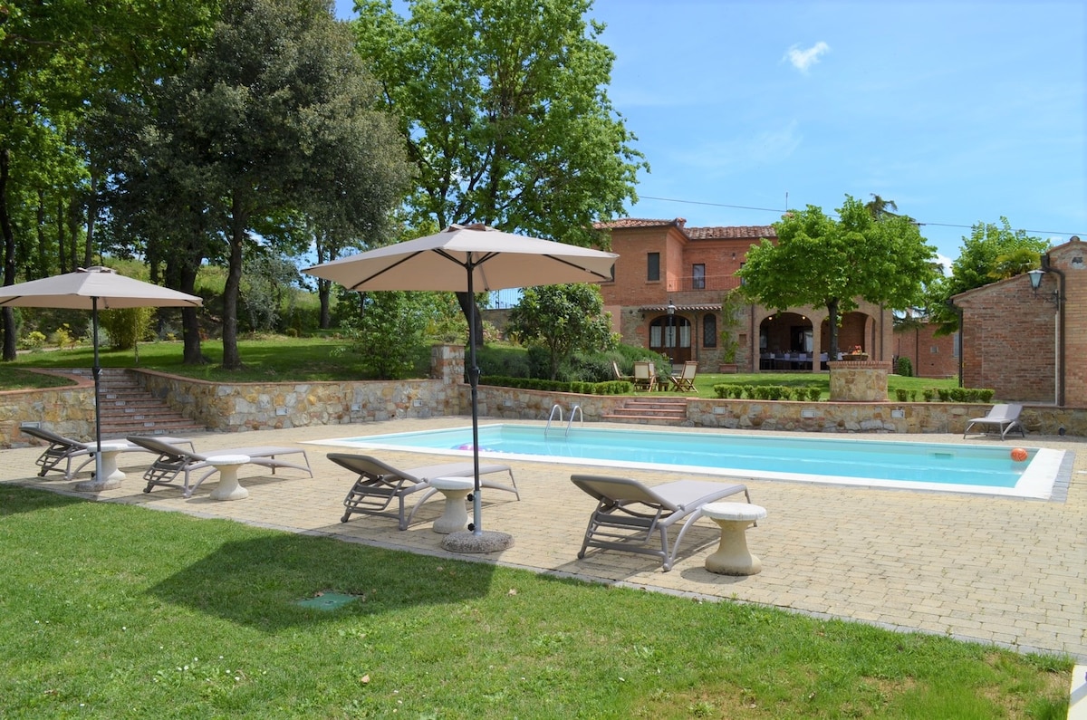 Podere Il Borgo -卢西尼亚诺（ Lucignano ）附近带泳池的别墅