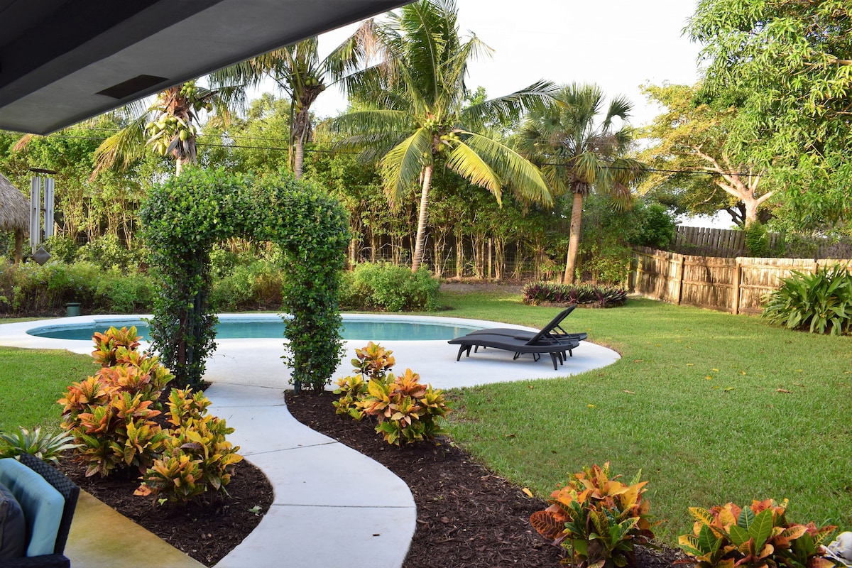 郁郁葱葱的花园、加热泳池、Tiki、2卧私人房源