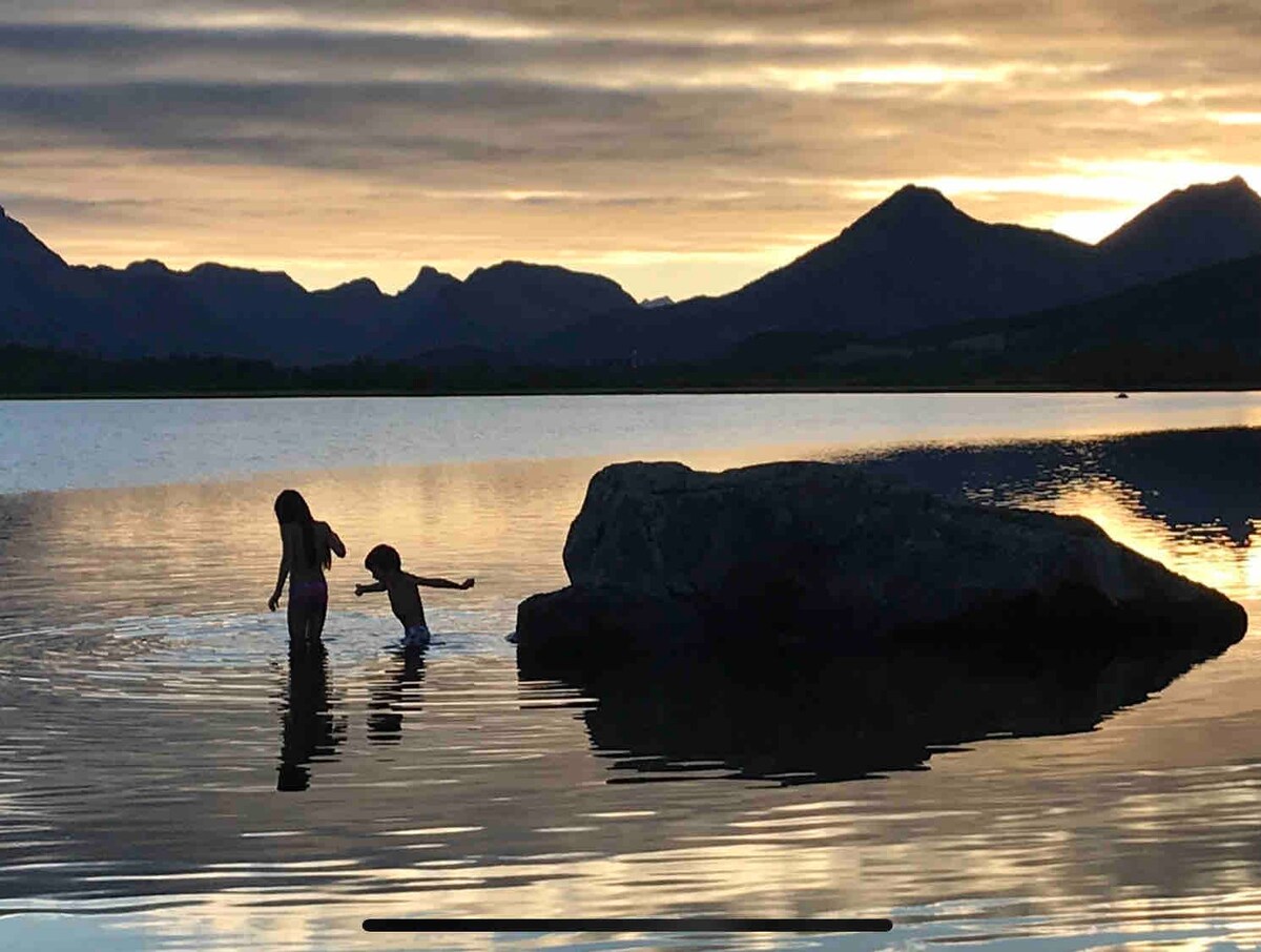 Eiendom ved idyllisk bade- og fiskevann, kajakker.