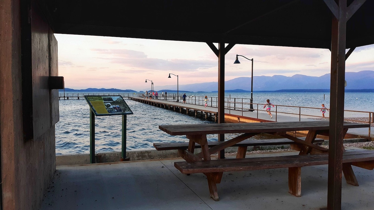 从每个房间都可以欣赏到Flathead Lake的美景！