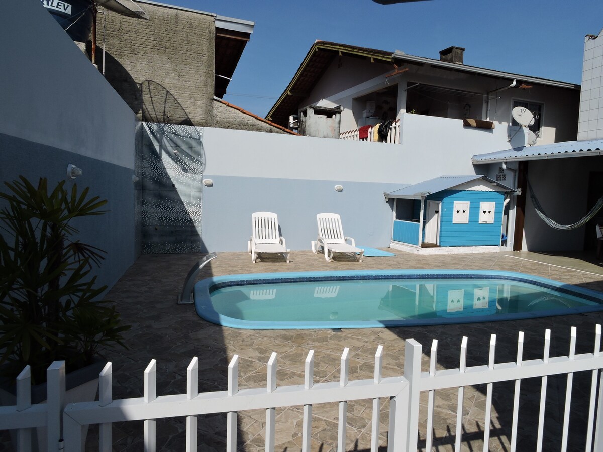 Casa com Piscina - Próxima ao Parque Beto Carrero.