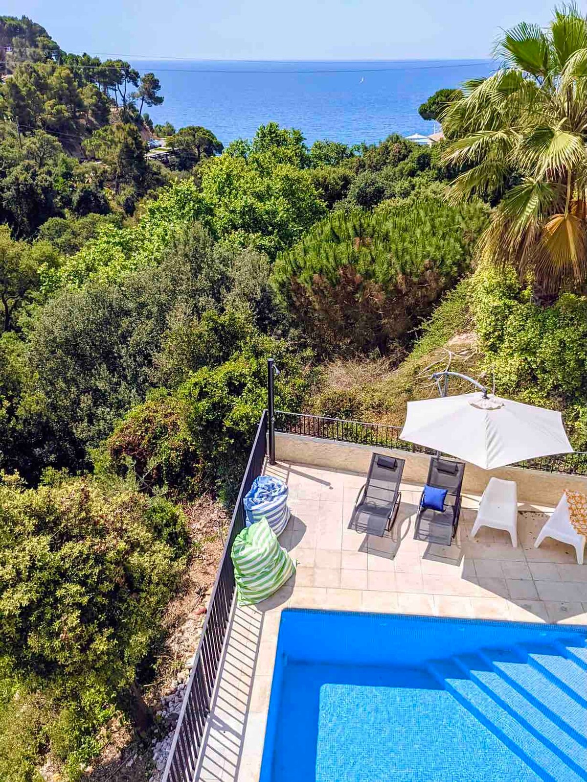 5 min walk from Beach w/ Sea Views, Pool, Jacuzzi