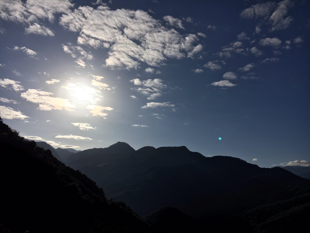 清境莫妮卡工坊溫馨四人房，景觀美景盡收眼底，高級床組擁有旅途中的好睡眠