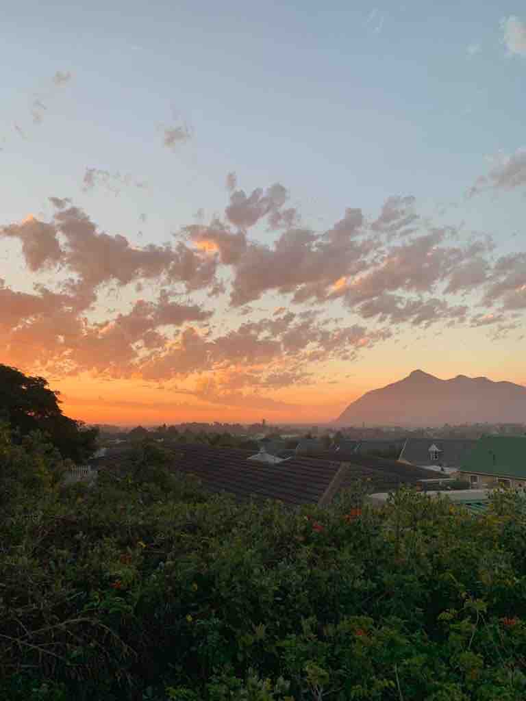 可饱览海景和山景的乡村海滩别墅