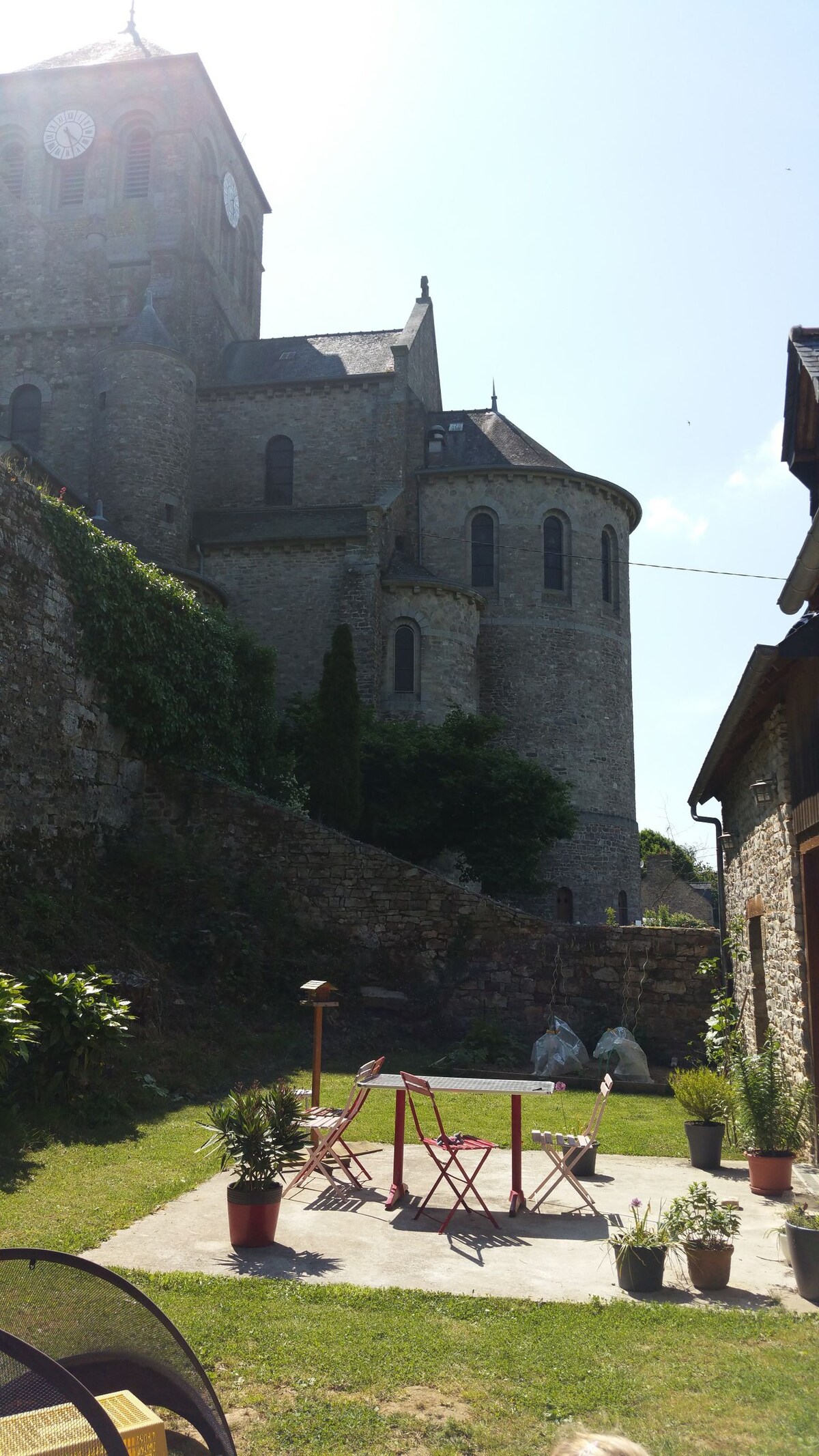 Maison en pierres atypique prochedu Mont St Michel