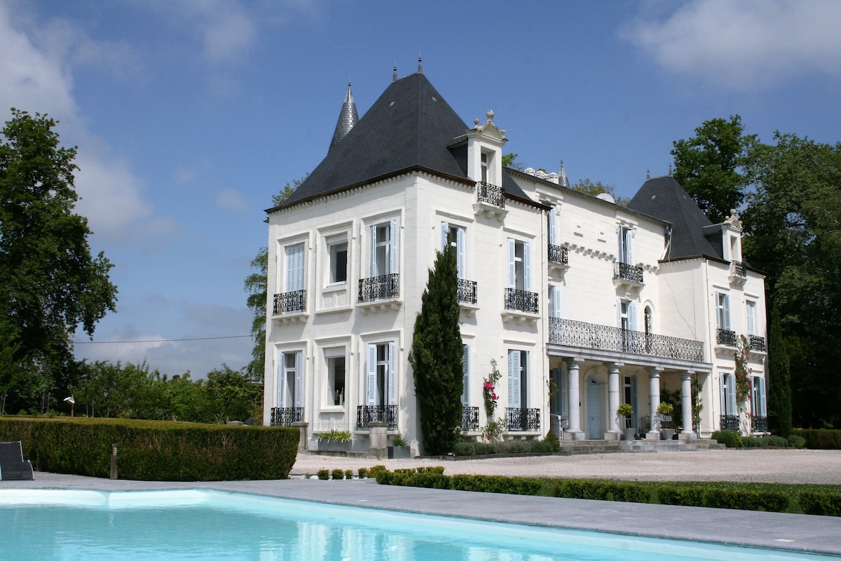 Chateau Mont Joly B&B ：「四柱床」