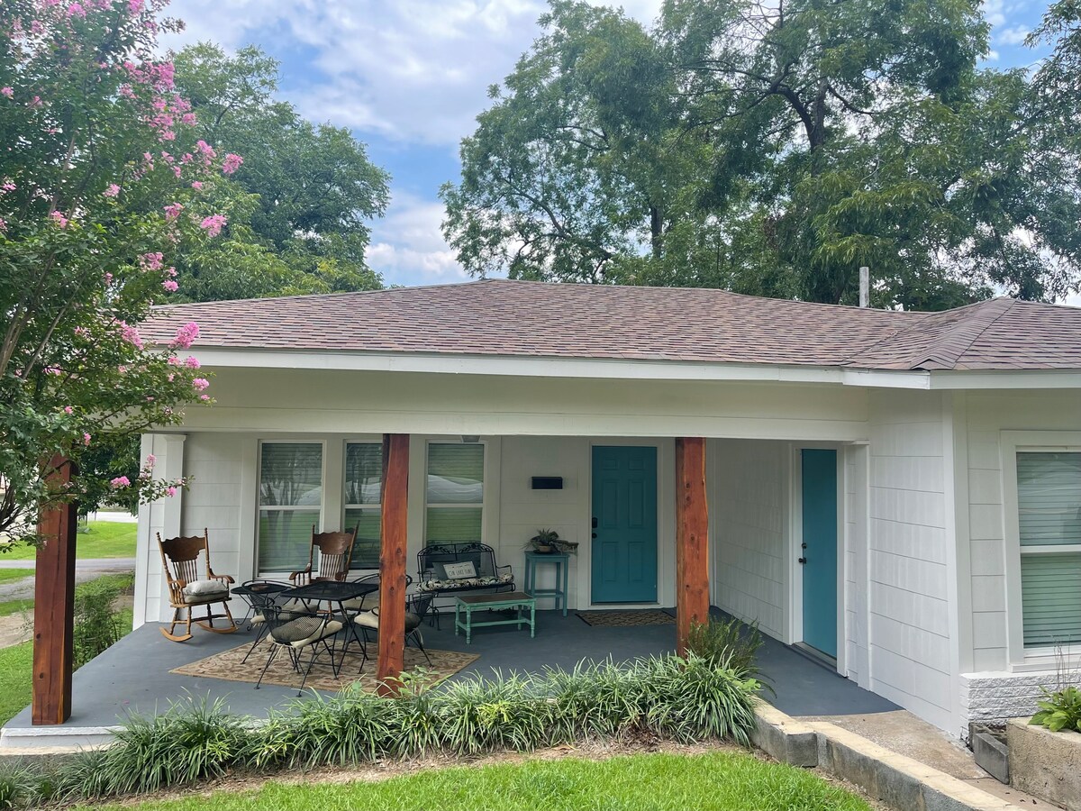 Gunter Ave Cottage! Location! Pet friendly!