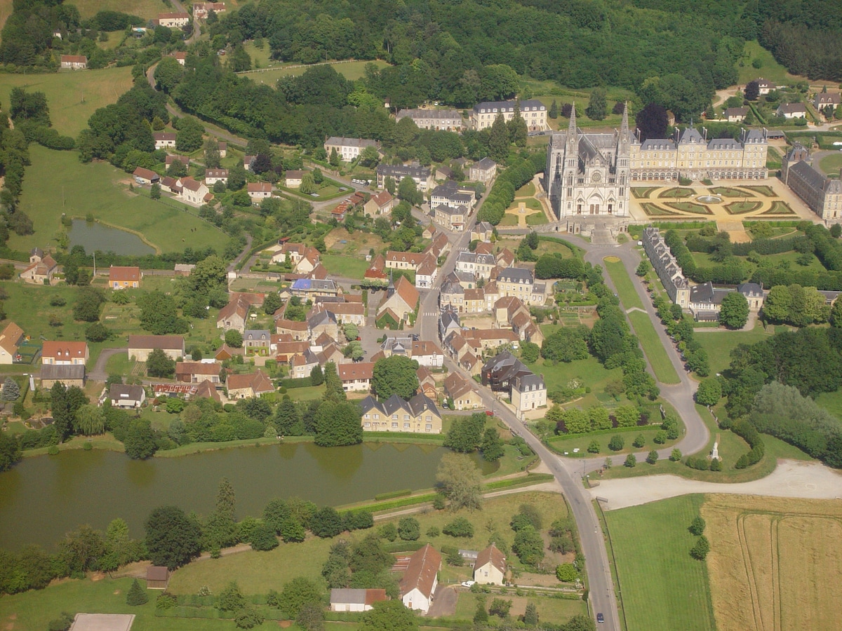 La Chapelle-Montligeon ：村庄里的房子。