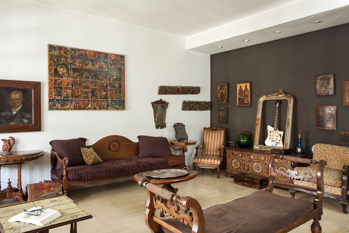 Sunny&spacious with antique furniture in Kolonaki