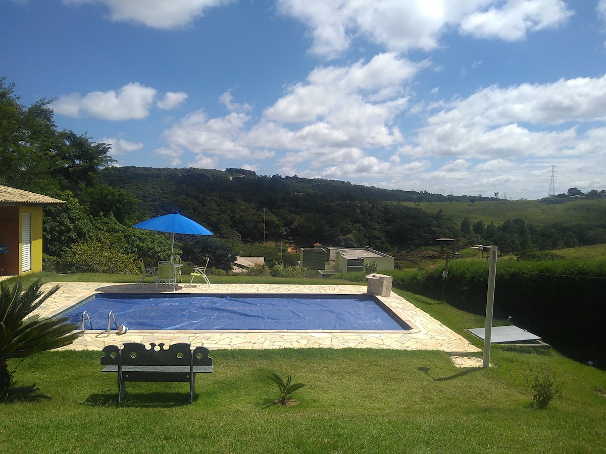 Chácara ，设有门禁的社区，配有空调的游泳池