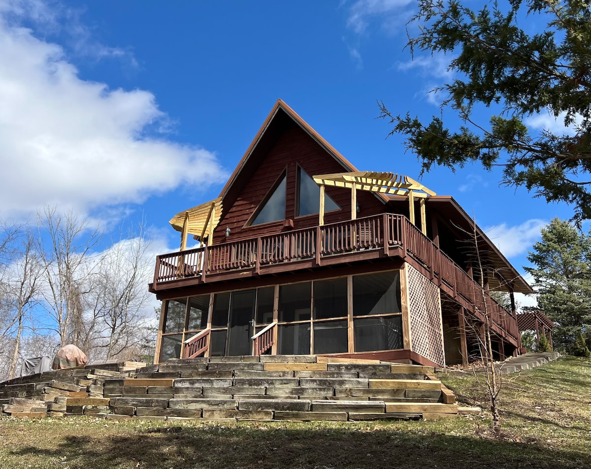 RIVERVIEW CABIN, hot tub, GRANDVIEW of Mississippi