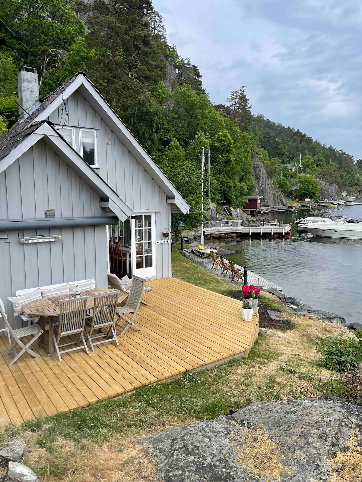 Hytte med 30 meters strandlinje i Åbyfjorden