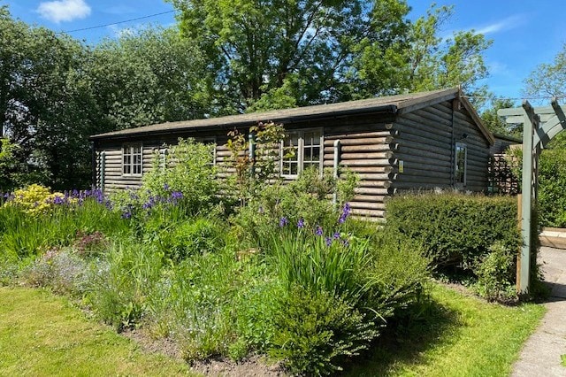 Charming 2 bed self-catering log cabin with garden