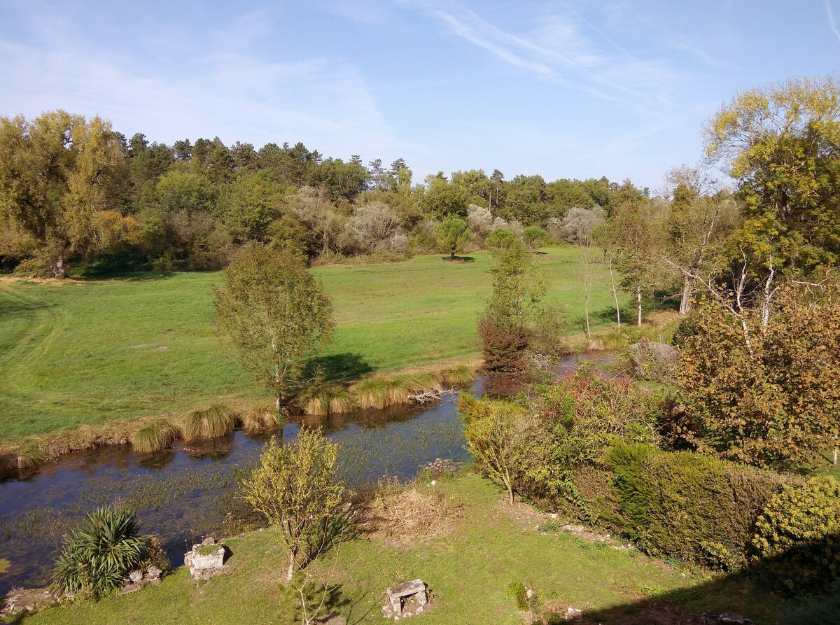 Le Petit Cerisier, character riverside cottage