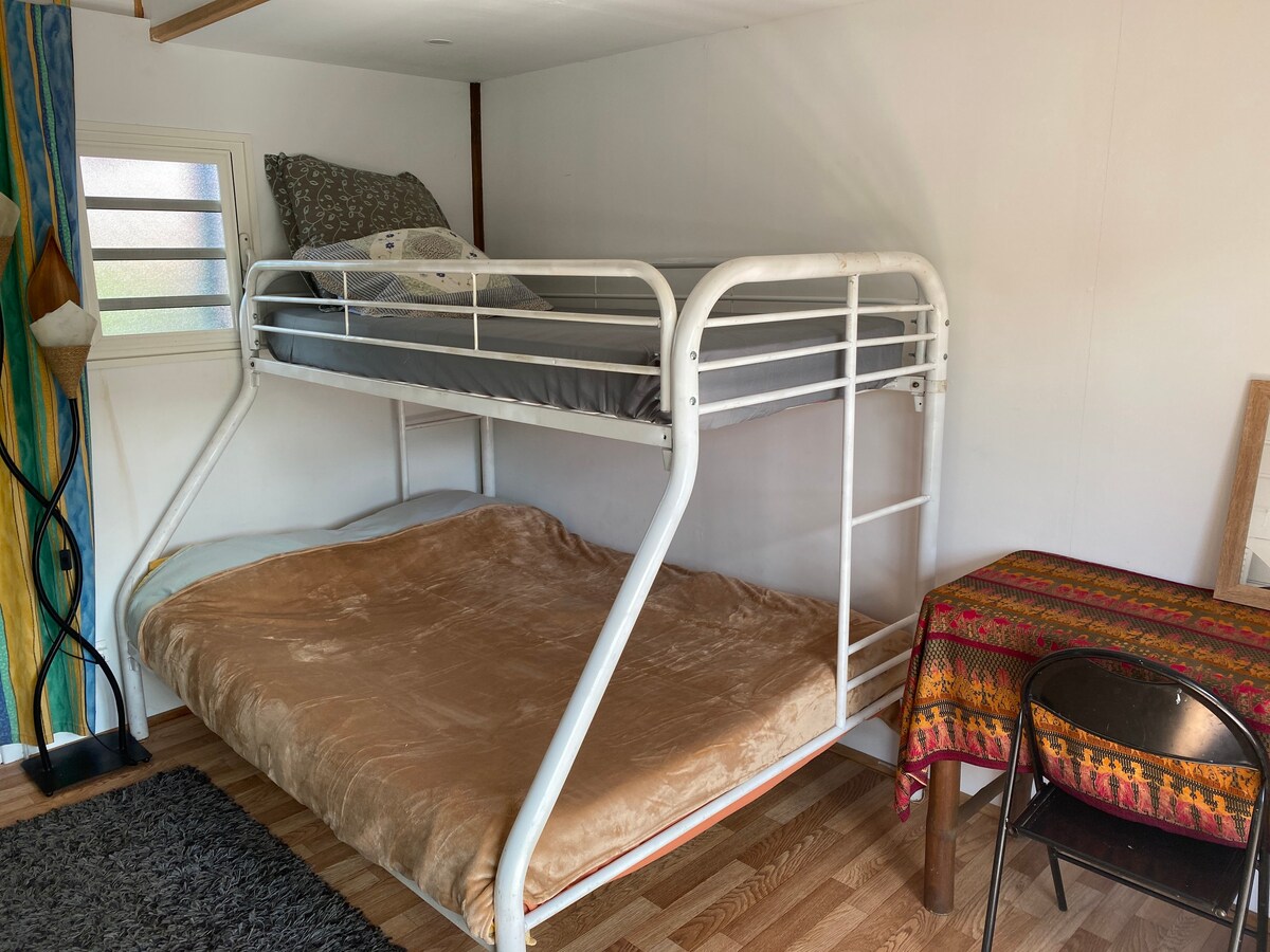 可容纳3人的卧室（配有双层床）。