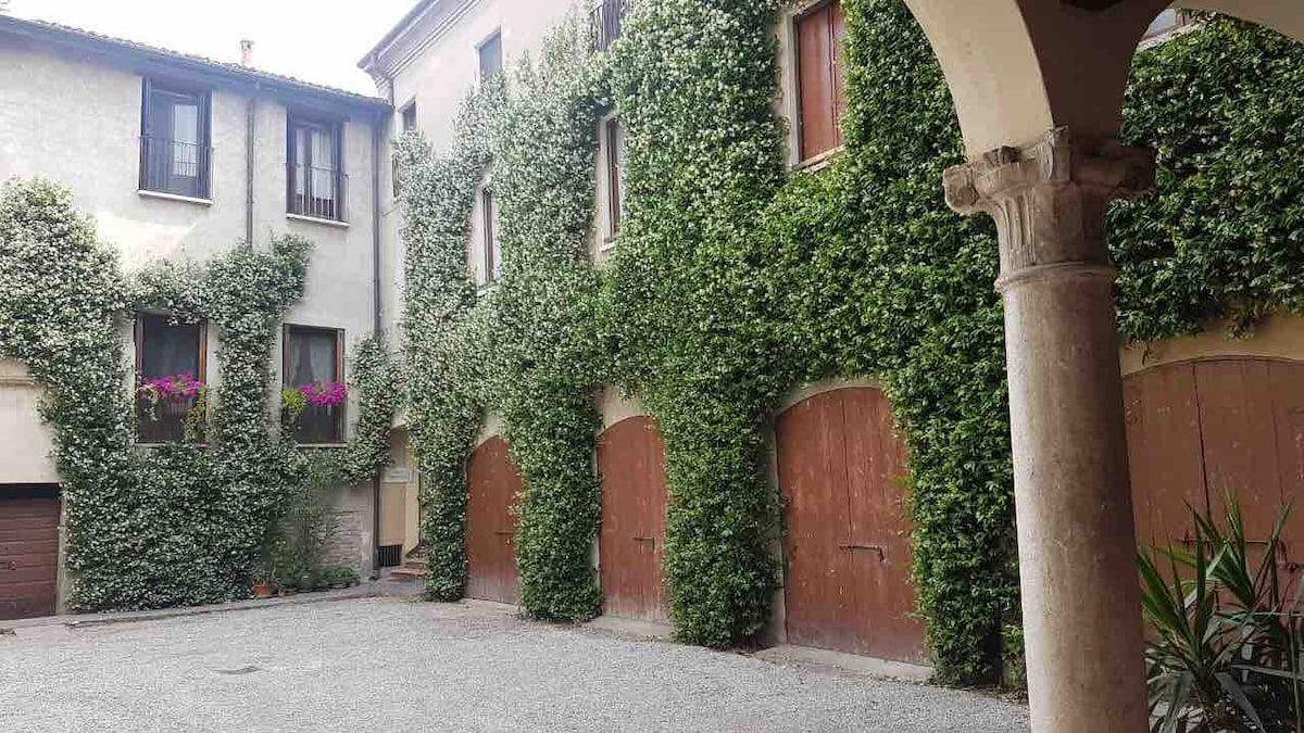 Residenza Stoà （位于市中心的两室公寓，配有汽车座椅）