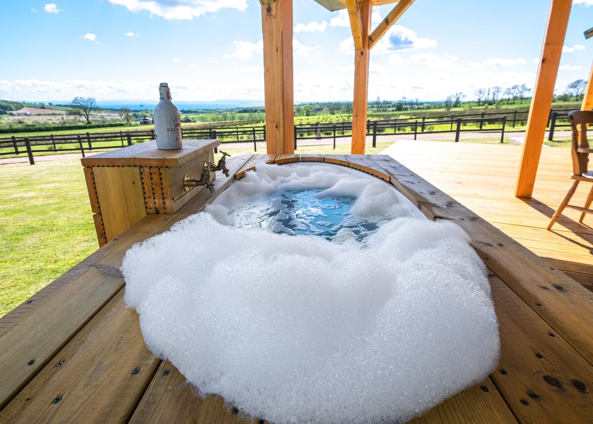 'Heartland' with open fire and hot tub & free wood