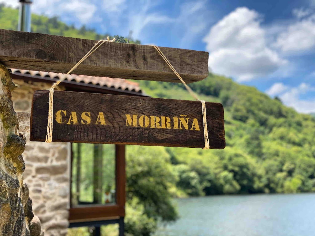 从里贝拉萨克拉（ Ribeira Sacra ）的河边步行房屋。Casa Morriña