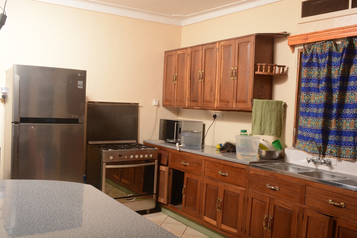 Peaceful 4 bedroom house, in a cool and quiet environment: large compound space for parking and kids play