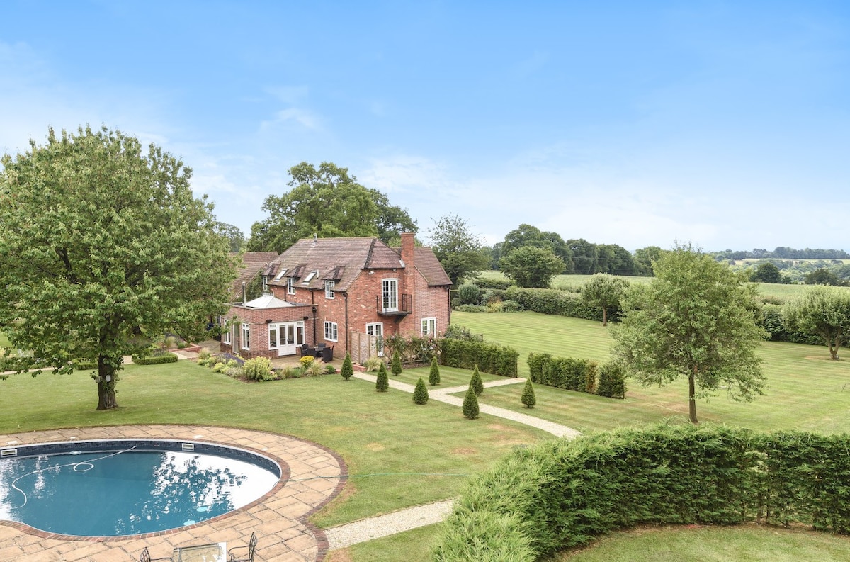 Large country home in Henley - pool and hot tub