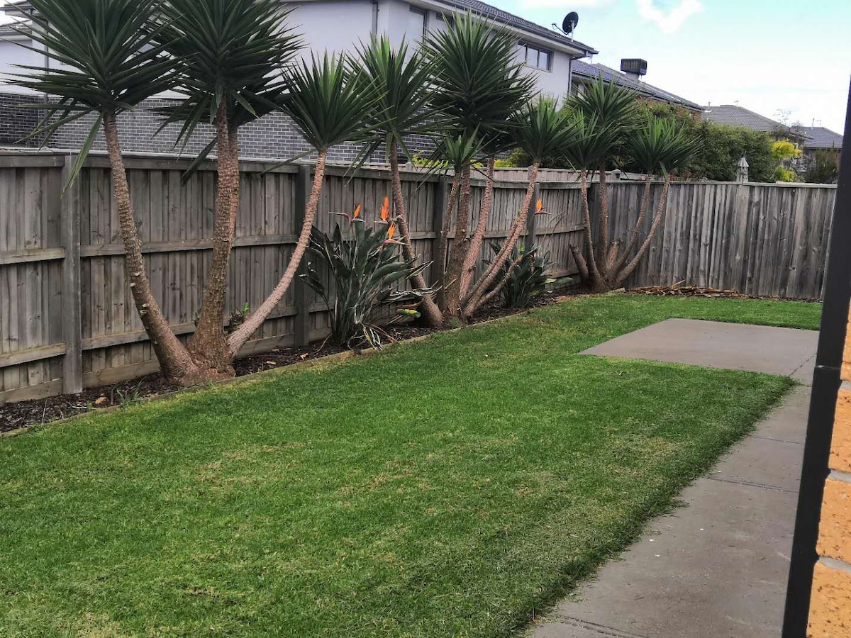 5 min drive to shopping,cozy house in Point Cook