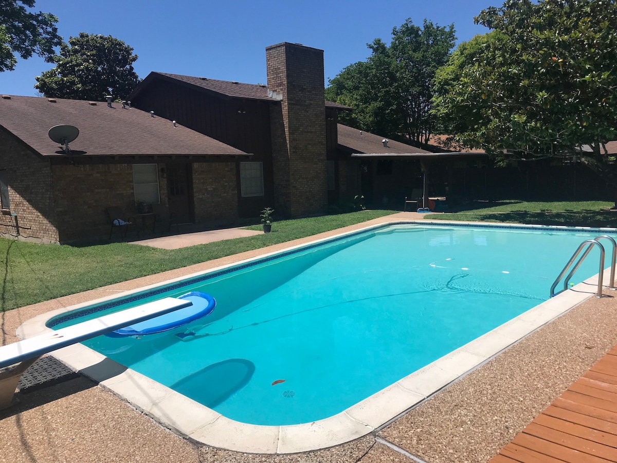 Gorgeous House,Huge Pool, Hot Tub Close to Base