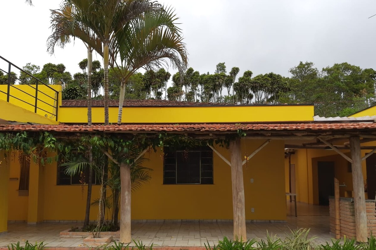 Chácara localizada em Mogi das Cruzes com 4 quartos, 3 banheiros, área de lazer com churrasqueira, piscina. Amplo espaço.