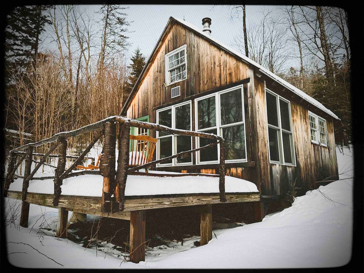 来享受一间温馨的冬季小木屋，欣赏风景。