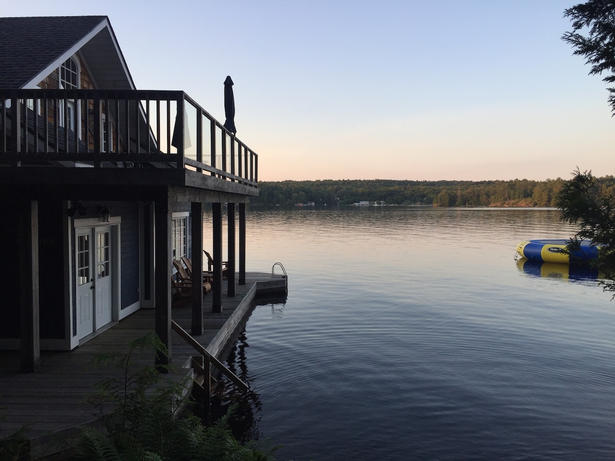 Lakefront Rosseau Cottage ，带船屋和3个露台！