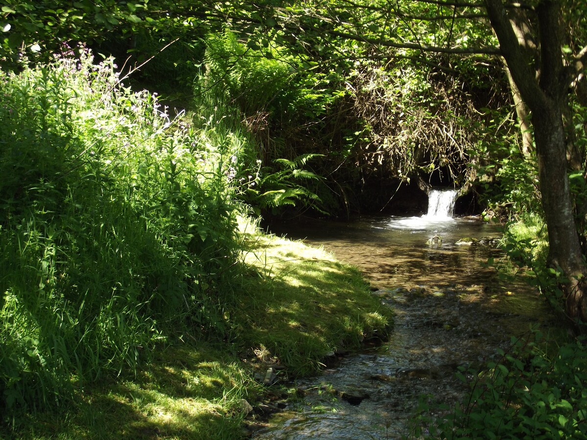 带热水浴缸的舒适小屋