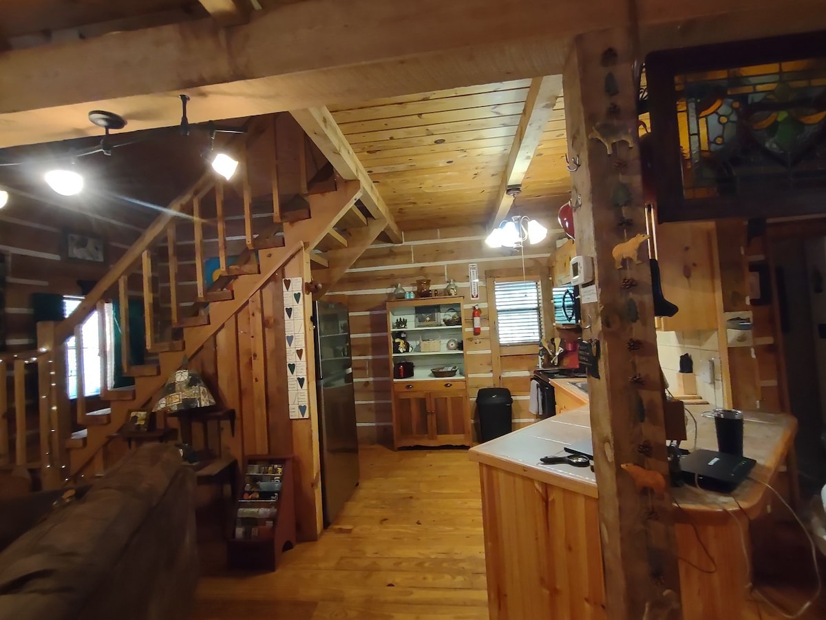 The Dogtrot Cabin at 2 Horse - The Bear在左侧