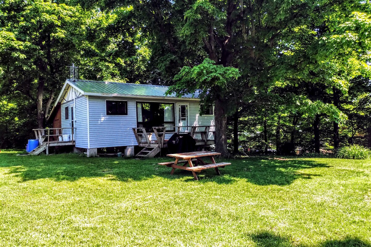 Blue Curtis Cottage, Lakefront Cottage