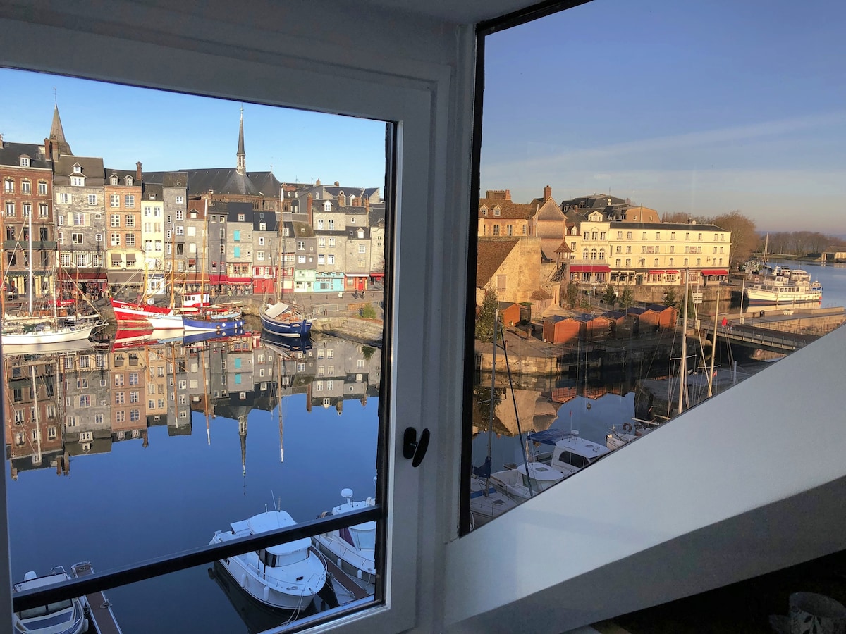 Lucarne Enchantée - On the Old Harbour - Honfleur