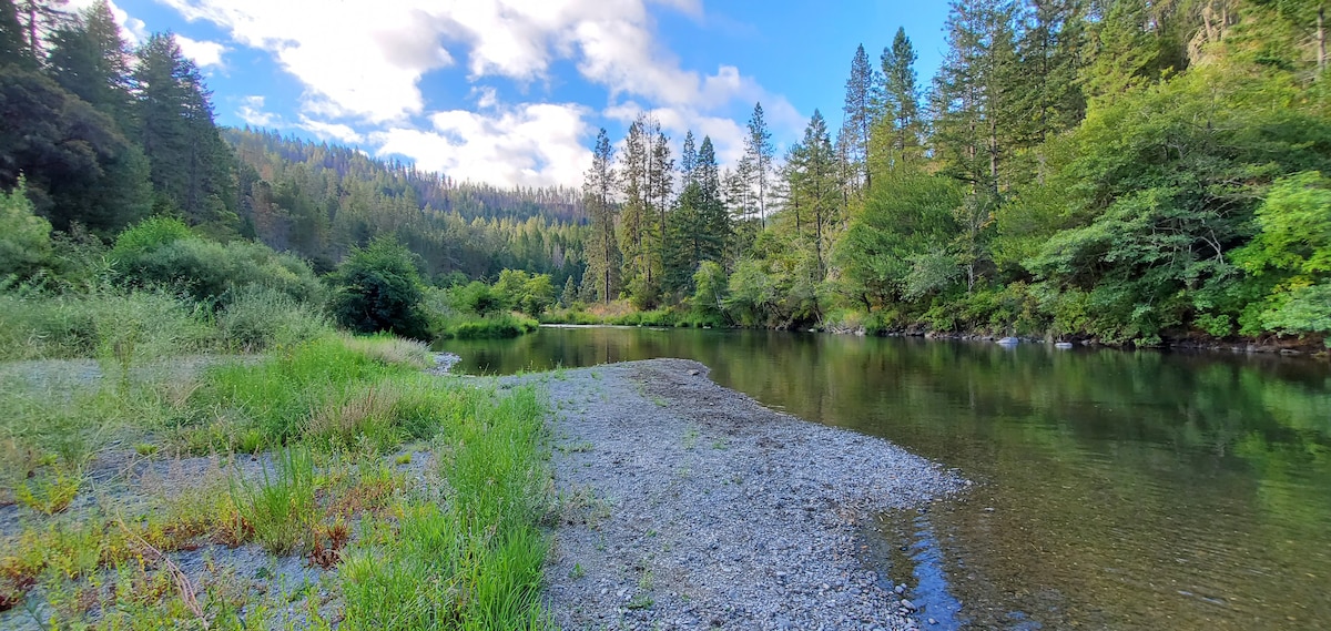 俄勒冈州里德尔牛溪（ Cow Creek ）的团体露营地