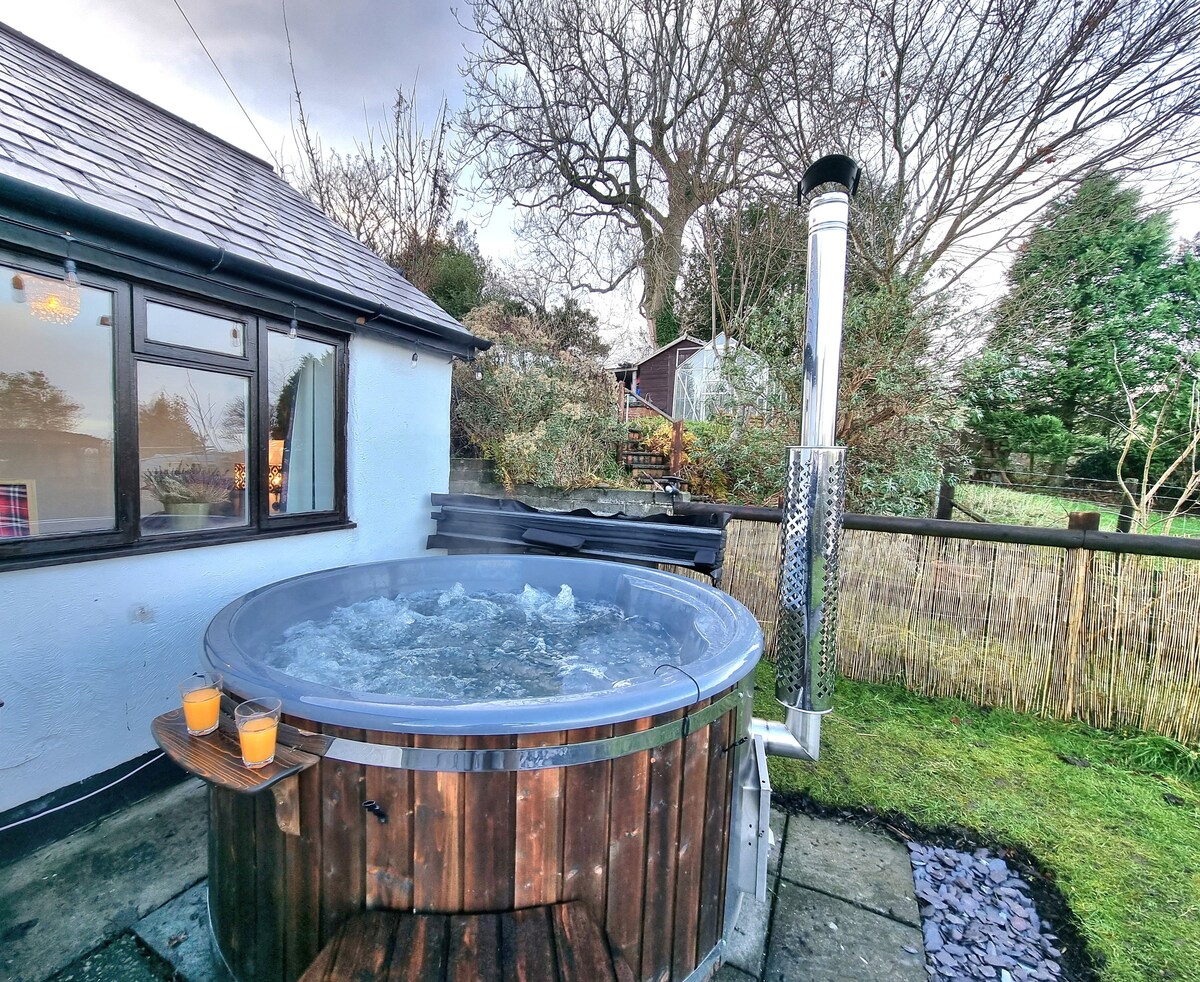 位于Clwydian中心的木柴Hottub小屋