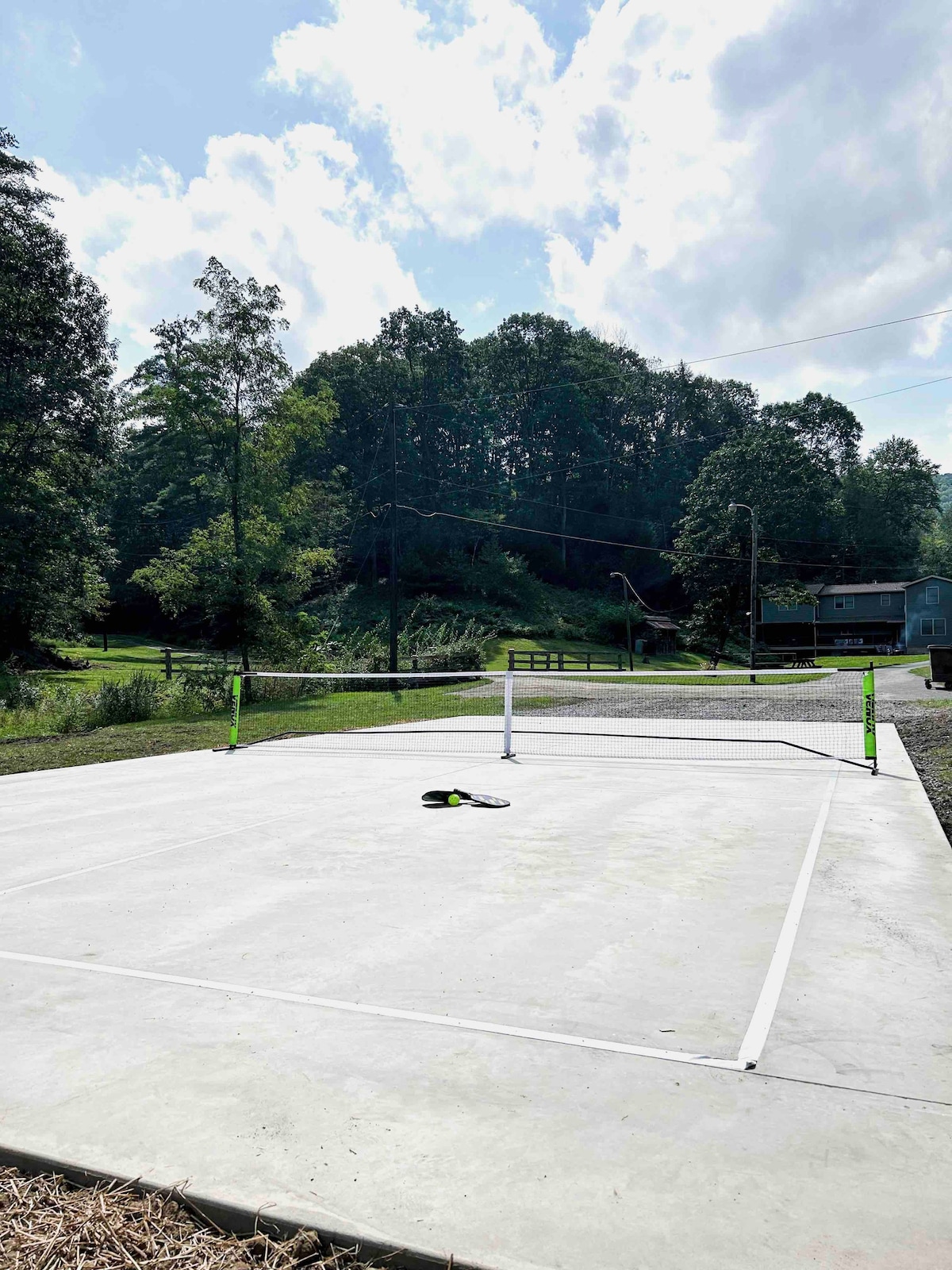 Brookside Retreat: spacious + pickle ball court!