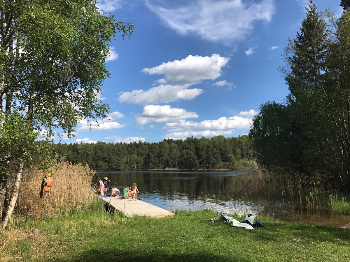 靠近游泳湖的夏日珍珠