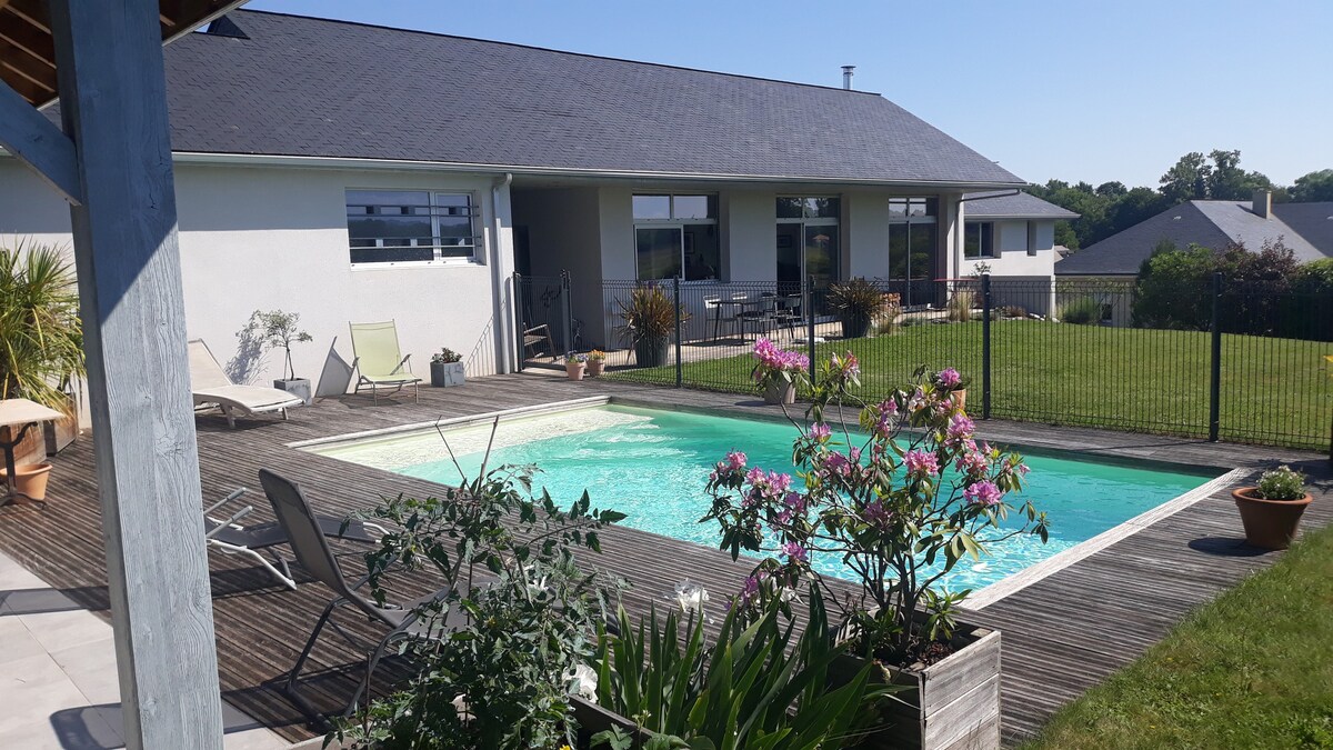 Tarbes和Lourdes之间带泳池的现代别墅。